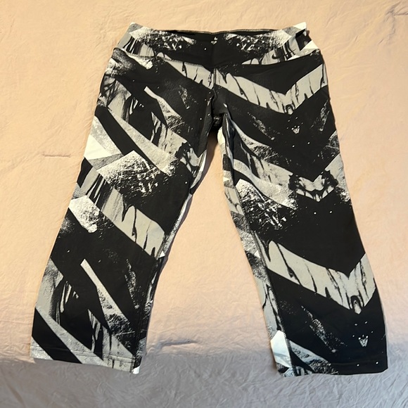 Nike Dri-Fit Capri Workout Pants - Size L - Like New - Picture 1 of 3